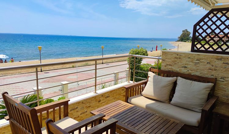 You can enjoy the sea view from the balcony