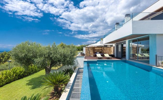What are the villas rental prices in Greece?