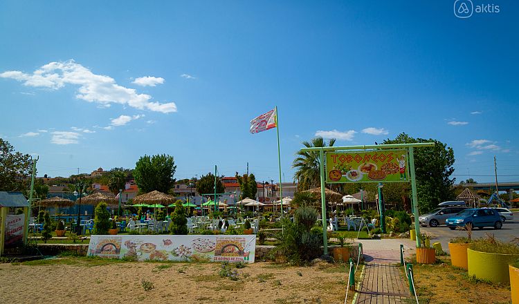 Toroneos Tavern with access to the beach and children's entertainment