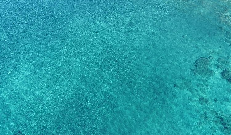 Color of water in Santorini