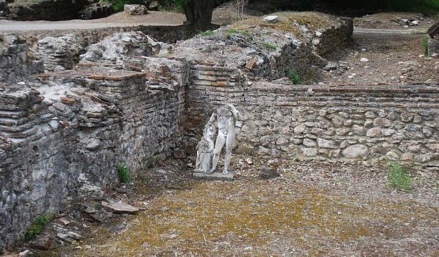Руины и древние статуи